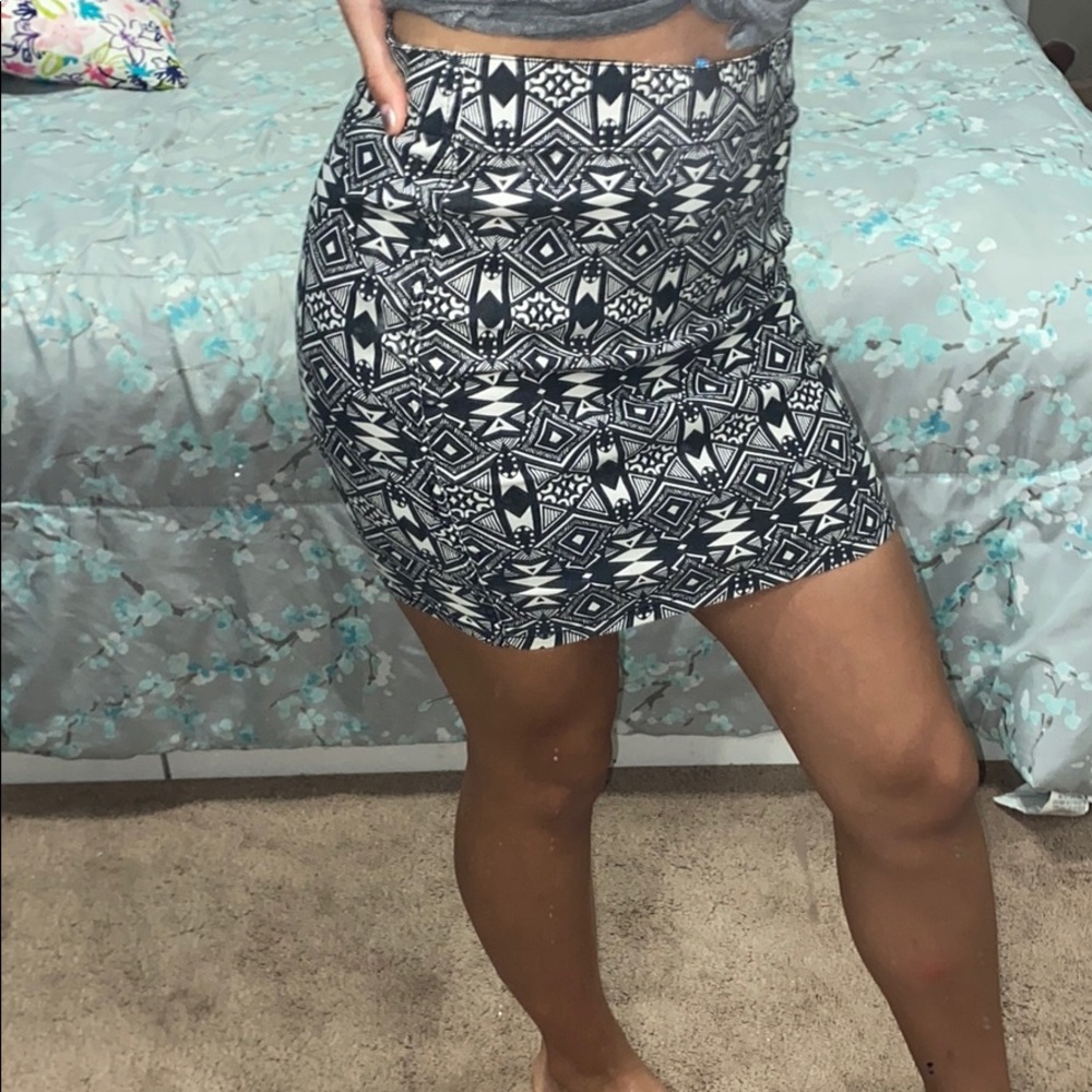 H&M black and white pattern pencil skirt